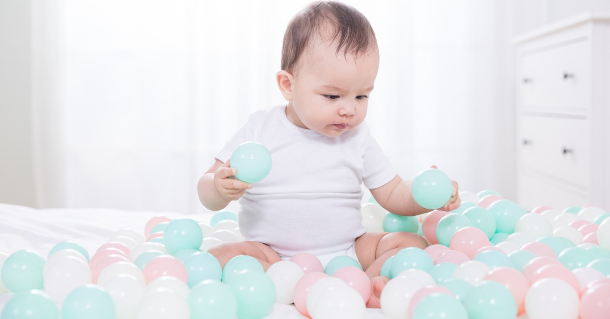 Beba se igra lopticama